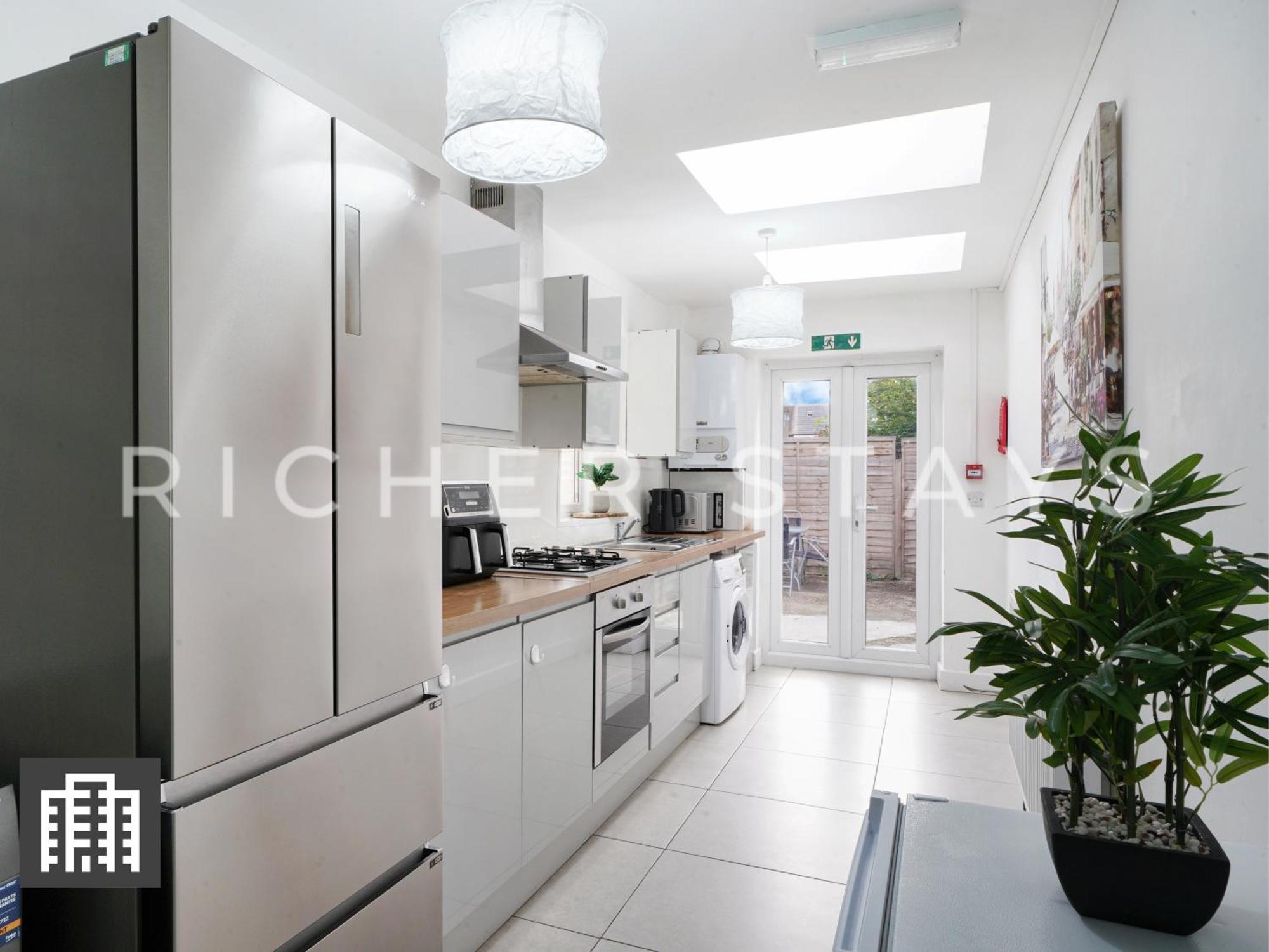 Large Home For Contractors & Families - Garden & Amenities Лондон Экстерьер фото